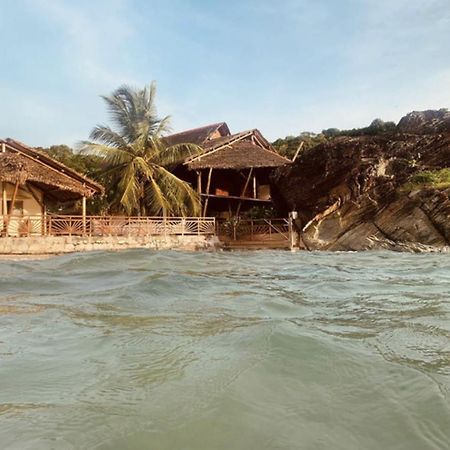 Shambala Madagascar: Beachfront Lodge And Adventures Ambolobozo Luaran gambar
