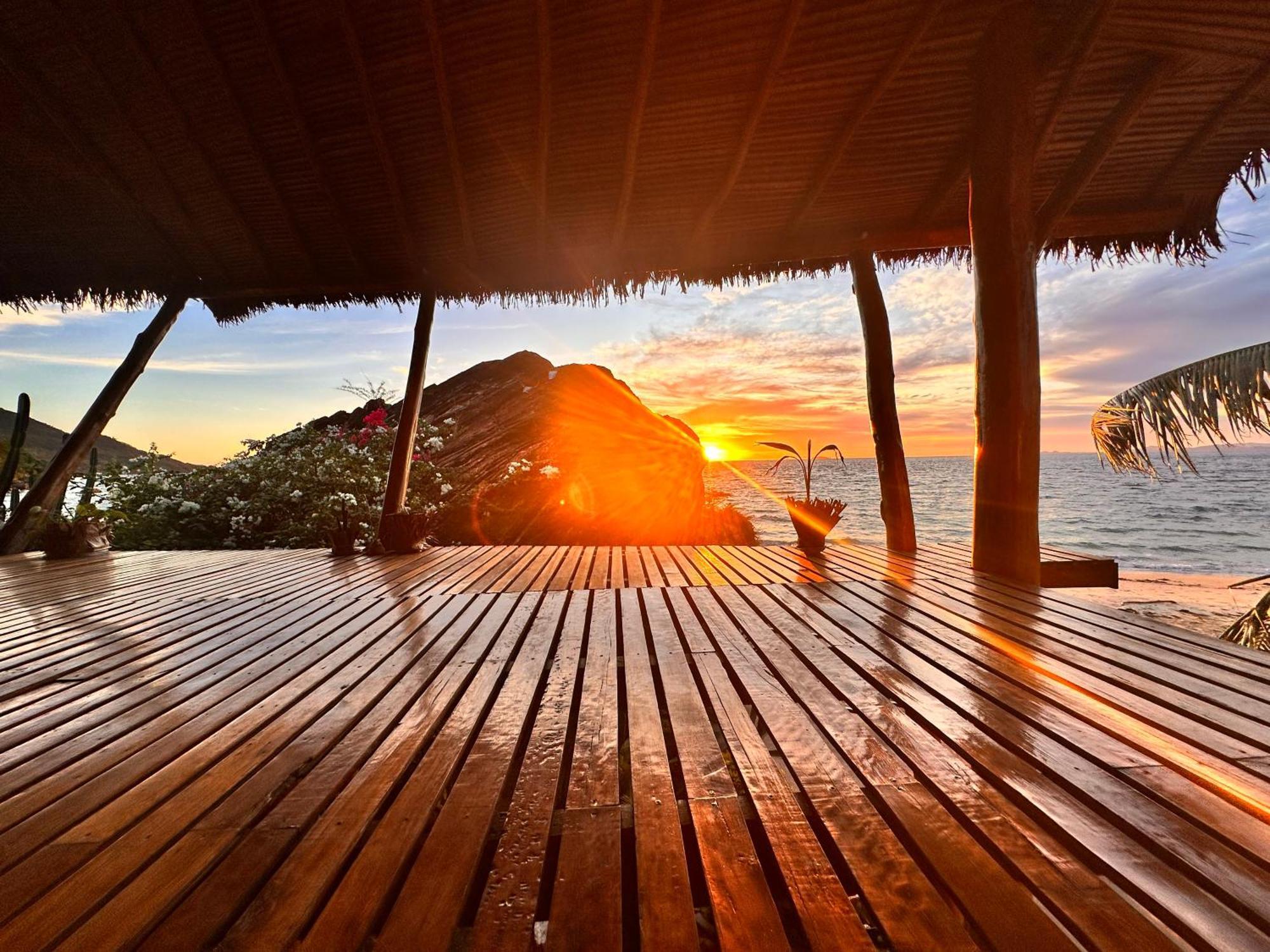 Shambala Madagascar: Beachfront Lodge And Adventures Ambolobozo Luaran gambar