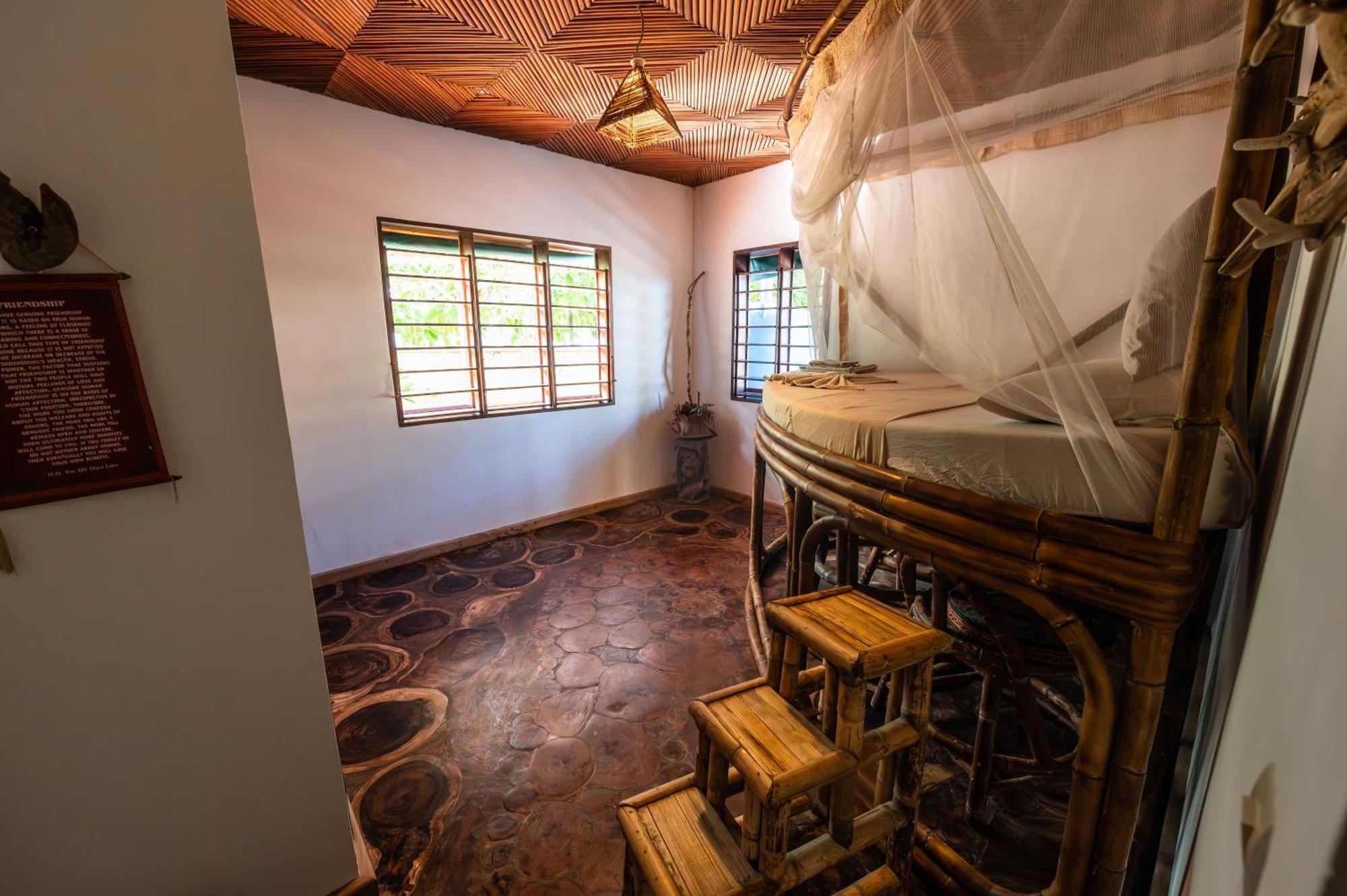 Shambala Madagascar: Beachfront Lodge And Adventures Ambolobozo Luaran gambar