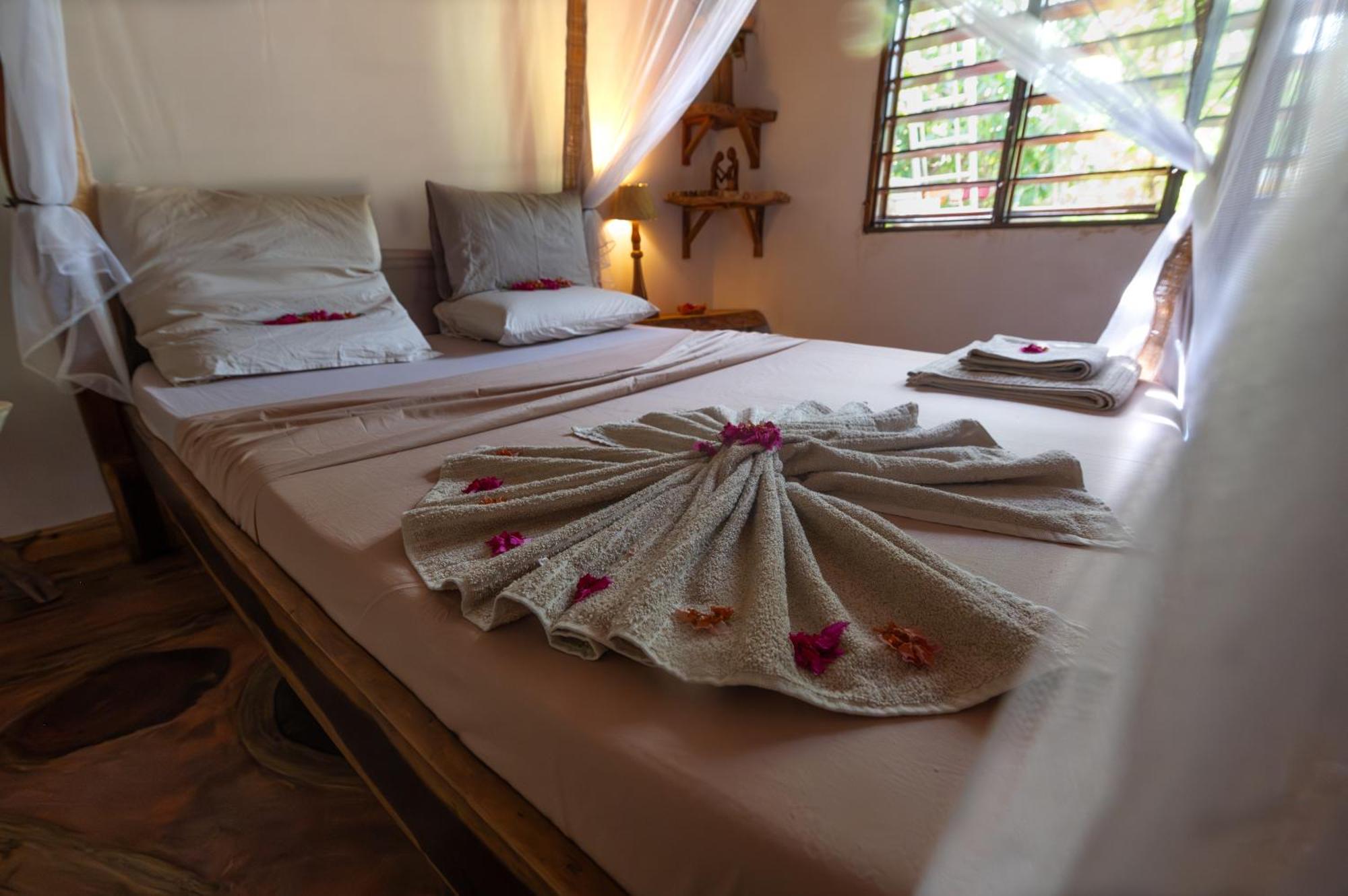 Shambala Madagascar: Beachfront Lodge And Adventures Ambolobozo Luaran gambar