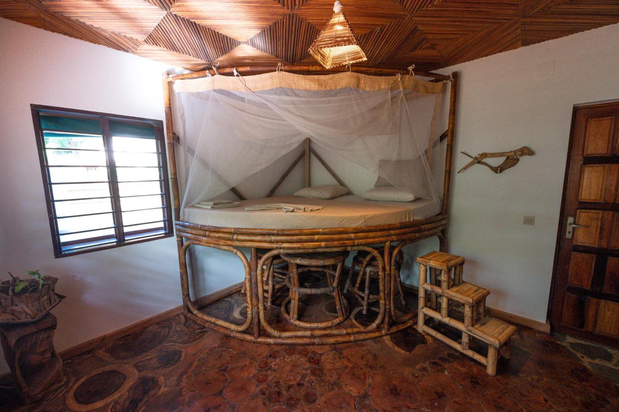 Shambala Madagascar: Beachfront Lodge And Adventures Ambolobozo Luaran gambar