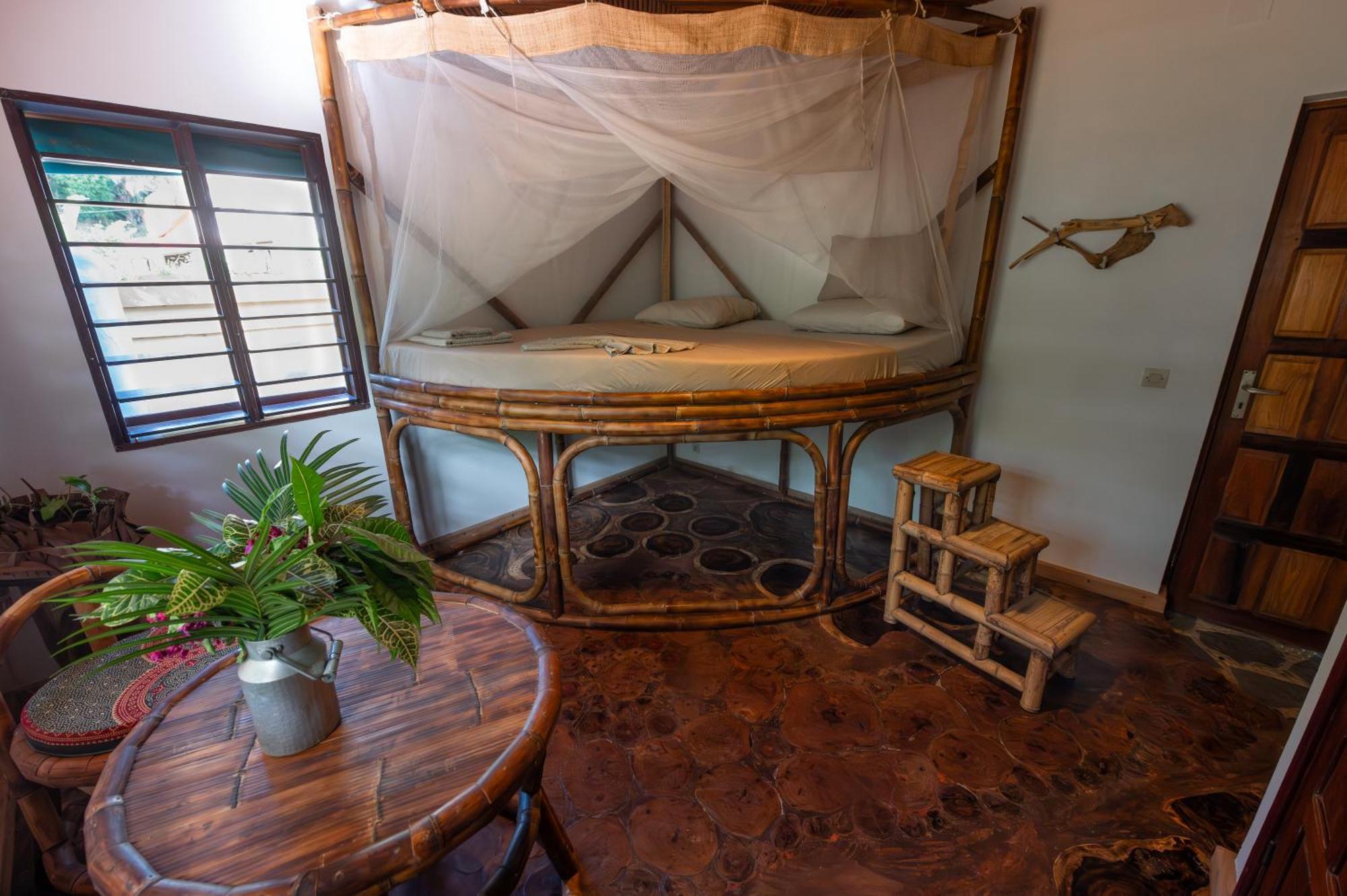 Shambala Madagascar: Beachfront Lodge And Adventures Ambolobozo Luaran gambar